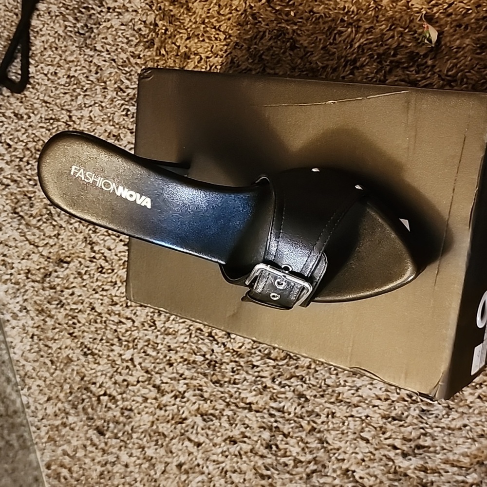 Fashion Nova Black Pat. Leather Kitten Heel Buckle Luxe Size 10
